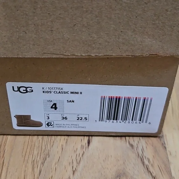 UGG Kid's Classic Mini II - Brand New With Tags - Picture 6 of 6
